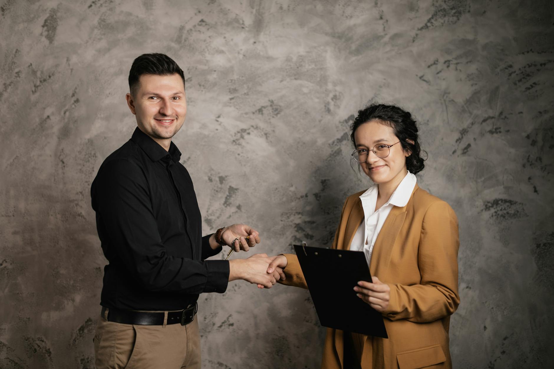 IveGotAHammer team closing a deal with a happy seller